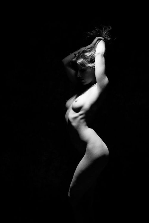 crescentmoon06666:    Photo by figuranyc adult photos