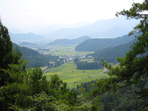 鬼ケ岳（おにがだけ、Mt.Onigadake）標高：532.60m　三等三角点20080810鬼を退治した伝説がある。旧称は丹生（にう）ケ岳（丹生とは、水銀のこと）毎年8月15日の夕方「鬼ケ嶽火祭」と