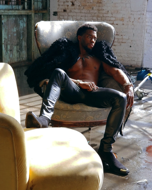 friendlyhoodspiderman:Chadwick Boseman behind the scenes of Rolling Stone photoshoot.