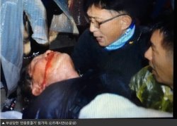 kikasasucasa:  PLEASE REBLOG, PEACEFUL PROTESTERS WATER CANNONED IN SOUTH KOREA (14/11/15) The citizens of South Korea are currently being oppressed with brute force by the government, Please reblog and help spread the word and bring awareness to the