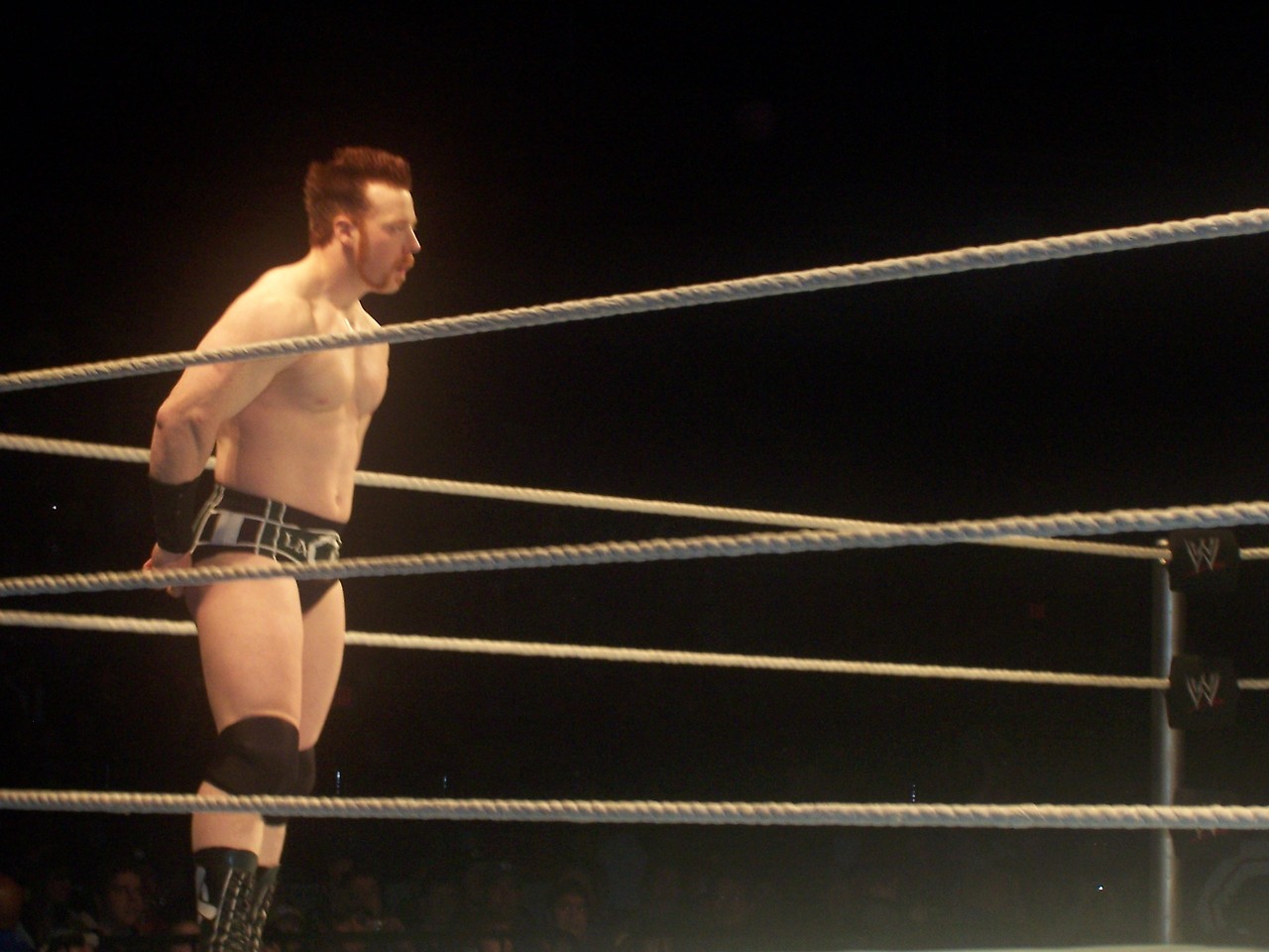 serenitywinchester:  King Sheamus vs John Morrison at a Raw live event in 2011. 