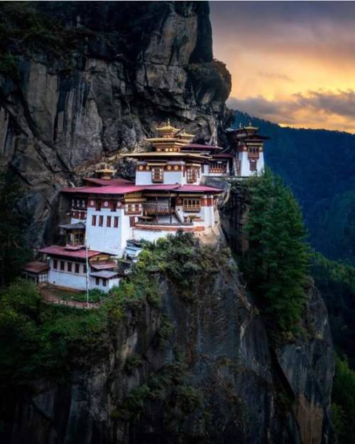 angel-kiyoss:  Tiger’s Nest - Bhutan.