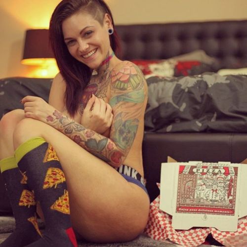 pandorablueofpblive:  Just killed🔫 this #pizza with the @pizzaboyzzz 🍕 because its #nationalpizzaday and i love it 🍕🍕🍕 #pandorablue 📷 @photosbyturbo #pizzaboyzzz #squadlit #h2oceanmodels #tattoo #h2ocean #inkedmodel #inkedgirls #tattooedmodels