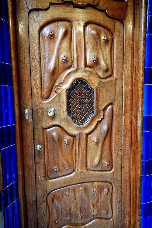 lindenardenshighlights: Casa Batlló door Please leave captions &amp; credits intact and d