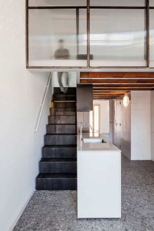 dezeen: Rediscovered attic space makes room for mezzanine level in Barcelona apartment › 