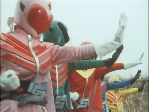 kamenyaiba:Himitsu Sentai Gorenger!The very first appearance of the very first Sentai!© 秘密戦隊ゴレンジャー E