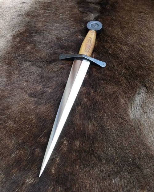 Hand forged quillon dagger. So.. Game of thrones started again and I got little bit inspired. Blade 