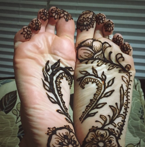 theprettygoodfoot:Tried to make some matching soles that create a heart when together but totally fa