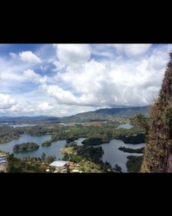 #guatape #pueblo #Colombia #elpenol #elpeñol #bigassrock almost to part 1 of the top there is a lower top and then a tippy tippy top top 😆