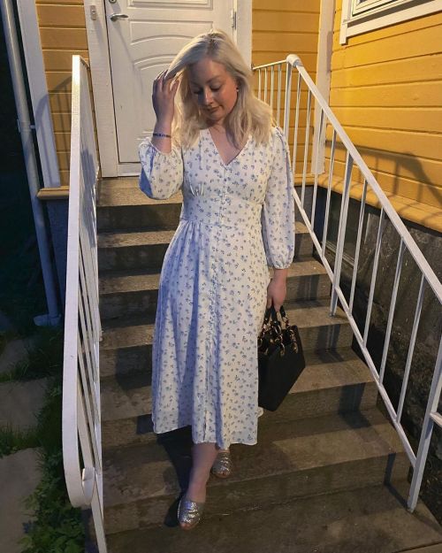 När man trodde sommarkvällarna var här#summernights #nellycom #dress #summerdress #fashion #fashio