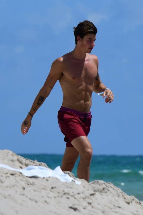 shawnmendes-updates:Shawn on the beach in Miami today | August 5th, 2022