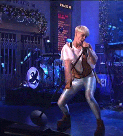 suqmydiqtbh:  Robyn | Dancing On My Own (Live on SNL 2011)  iconic