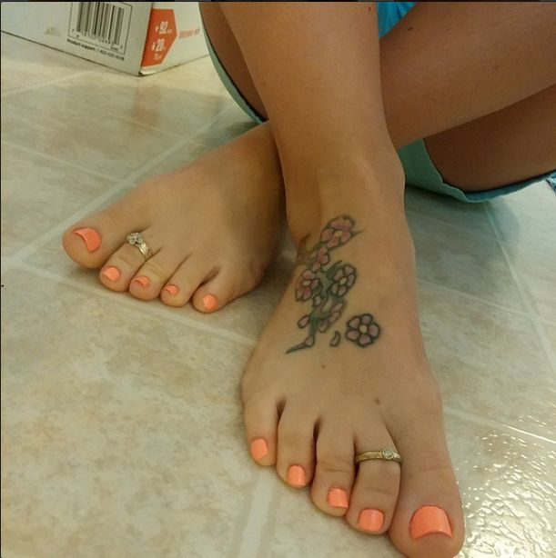 smilingjimmy1:  luvsgrlstoes:  where-the-toes-are:  AmandaWhere the TOES are.  Cute