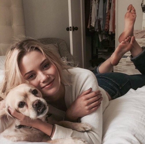 o-sole-o-mio-2:  Virginia Gardner is amazing in the new Halloween movie, and her feet are gorgeous. 
