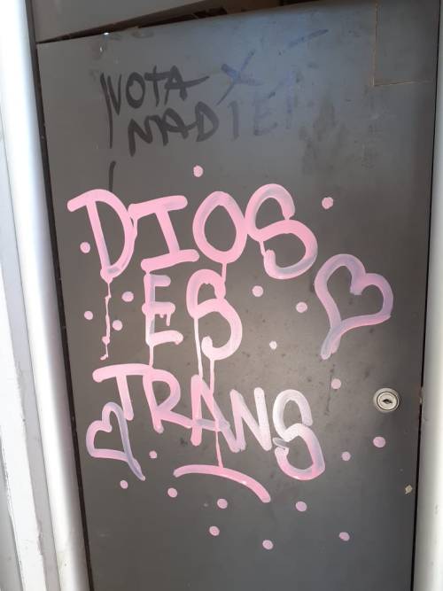 queergraffiti:‘dios es trans’ - ‘god is trans’found in an automatic cashier booth in Viña del Mar, C