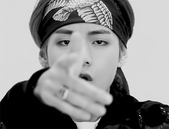 hold padle hævn Snow Sensation (V) — Taehyung with bandana in black and white is what I...