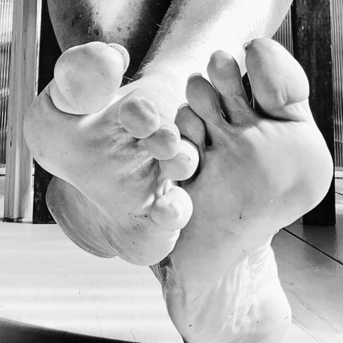 malehypnosis: For you guys who appreciate beautiful #feet ! • • @feetmenyc @menwithbigfeet @hypnotic