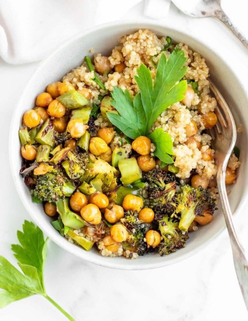 vegan-nummies: roasted broccoli chickpea quinoa bowls