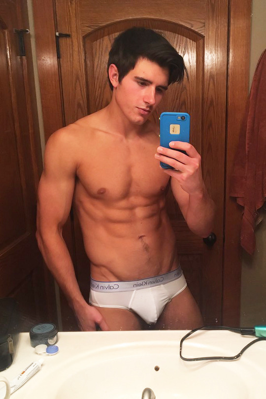 Jordan Woods exclusively shares his latest sexy selfie with Poison Paradise! 🔥 Follow him on Instagram: jordanthomaswoods