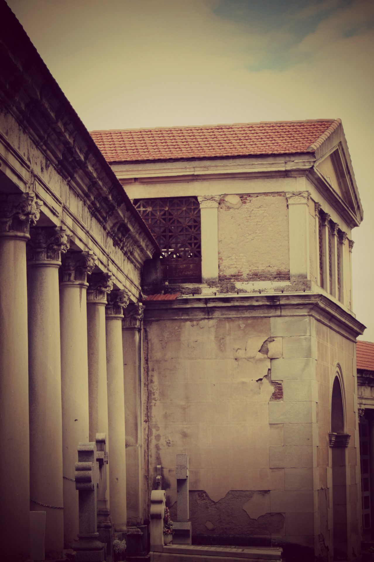 laurabfernandez:  Quiet halo. A small compilation from my cemetery photowalks in