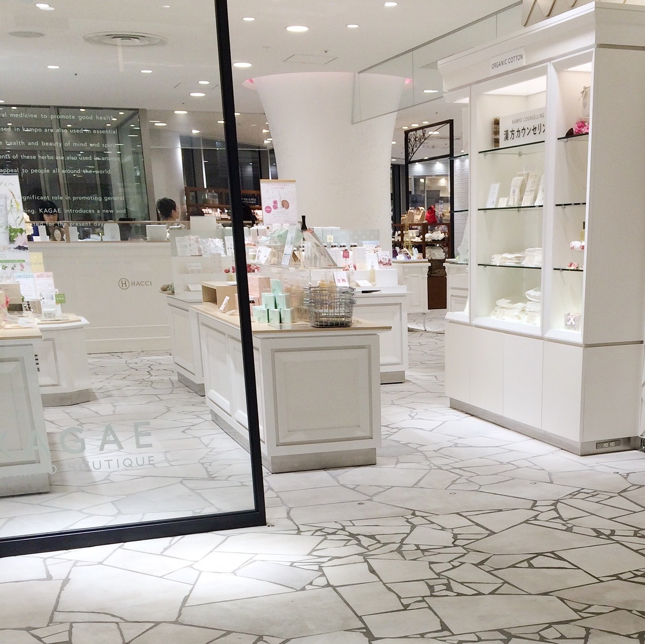 tearyplant:  sea-glasses:  dandyvisual:  150626 tb, crisp tokyo  it’s personal