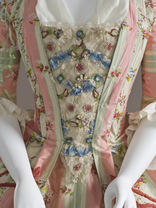 lookingbackatfashionhistory: • Woman’s Dress and Petticoat (Robe à la franç