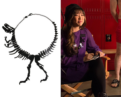 lettersfromtitan:fashionofglee:How fantastic is Tina’s dinosaur necklace in this still for ‘Naked’? 