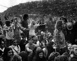 colecciones:  A crowd of about 300,000 people enjoy the early part of the day at the Altamont Speedway Festival, in Livermore, California -   Dec. 6, 1969.