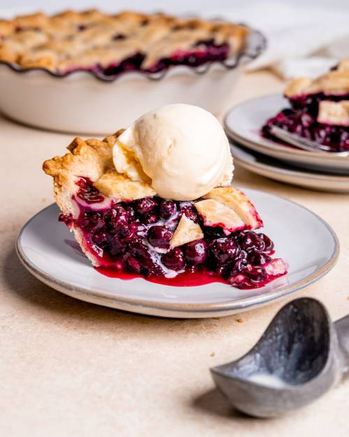 sweetoothgirl: Spiced Blueberry Pie 