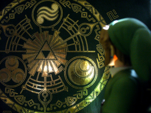 89ravenclaw: Link helps me open the freshly-arrived Hyrule Historia