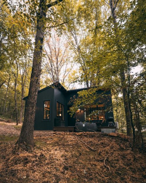 utwo:  Hocking Hills State Park Cabin © L. Kelly