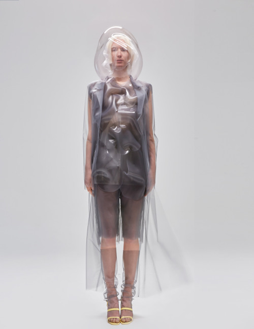 “Ying Gao&rsquo;s &ldquo;chameleon-like&rdquo; autonomous dresses react to their surroundings”____‘F