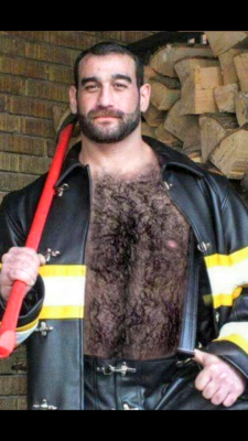 moustache35: Dieser Feuerwehr Mann ist ein
