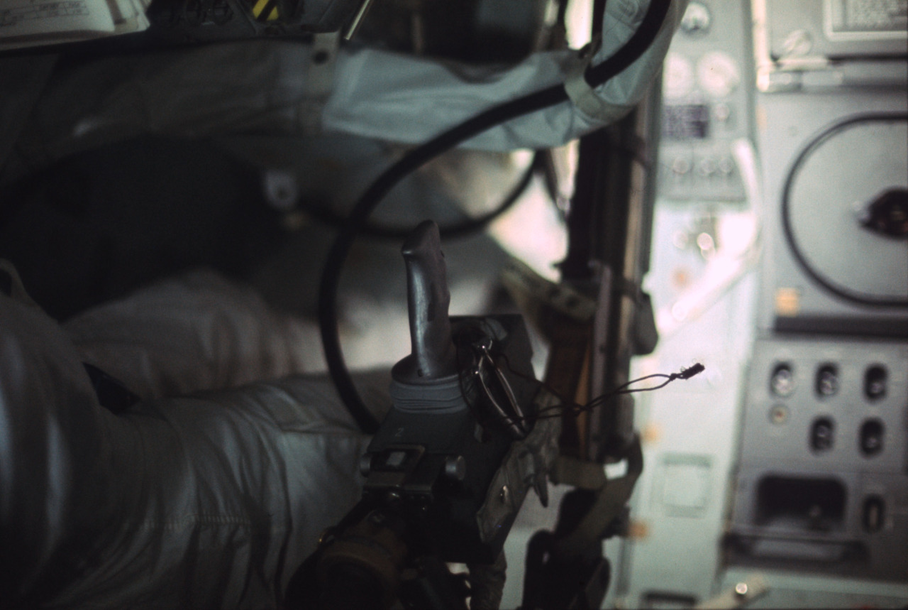 gunsandposes-history:  Inside the Apollo 17 command module on the voyage back to