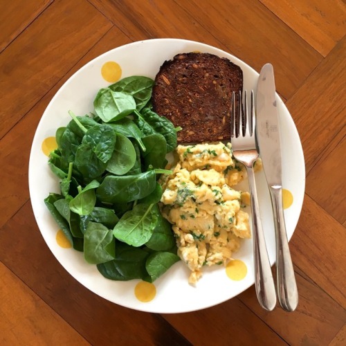 Scrambled eggs with parsley, baby spinach + low carb seed toast