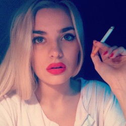 jaynelovesdick:  sexysmokingbabes18:  Sexy Smoking Babe  red lips need to suck hungry girls are adDICKted to sucking 
