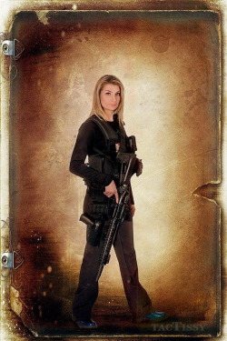 girlandguns:  Girl With Gun  follow me at : http://girlandguns.tumblr.com/