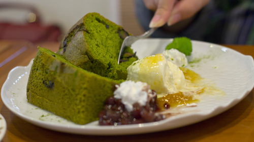 japanesefoodlover: maijapan:Matcha cake with azuki beans, ice cream and yuzu sauce @ the wonderful 