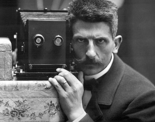 Self picture of Swiss photographer Frédéric Boissonnas, 1900