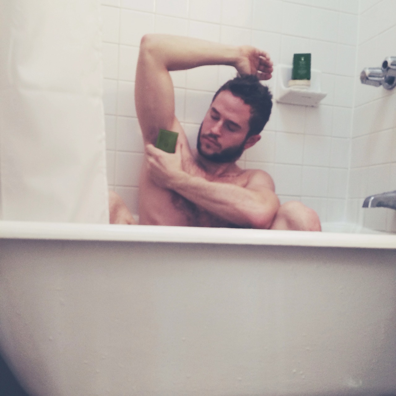 asleepylioness:  the-dirty-doll:  YES  Rub-a-dub-dub hot man in a tub. 