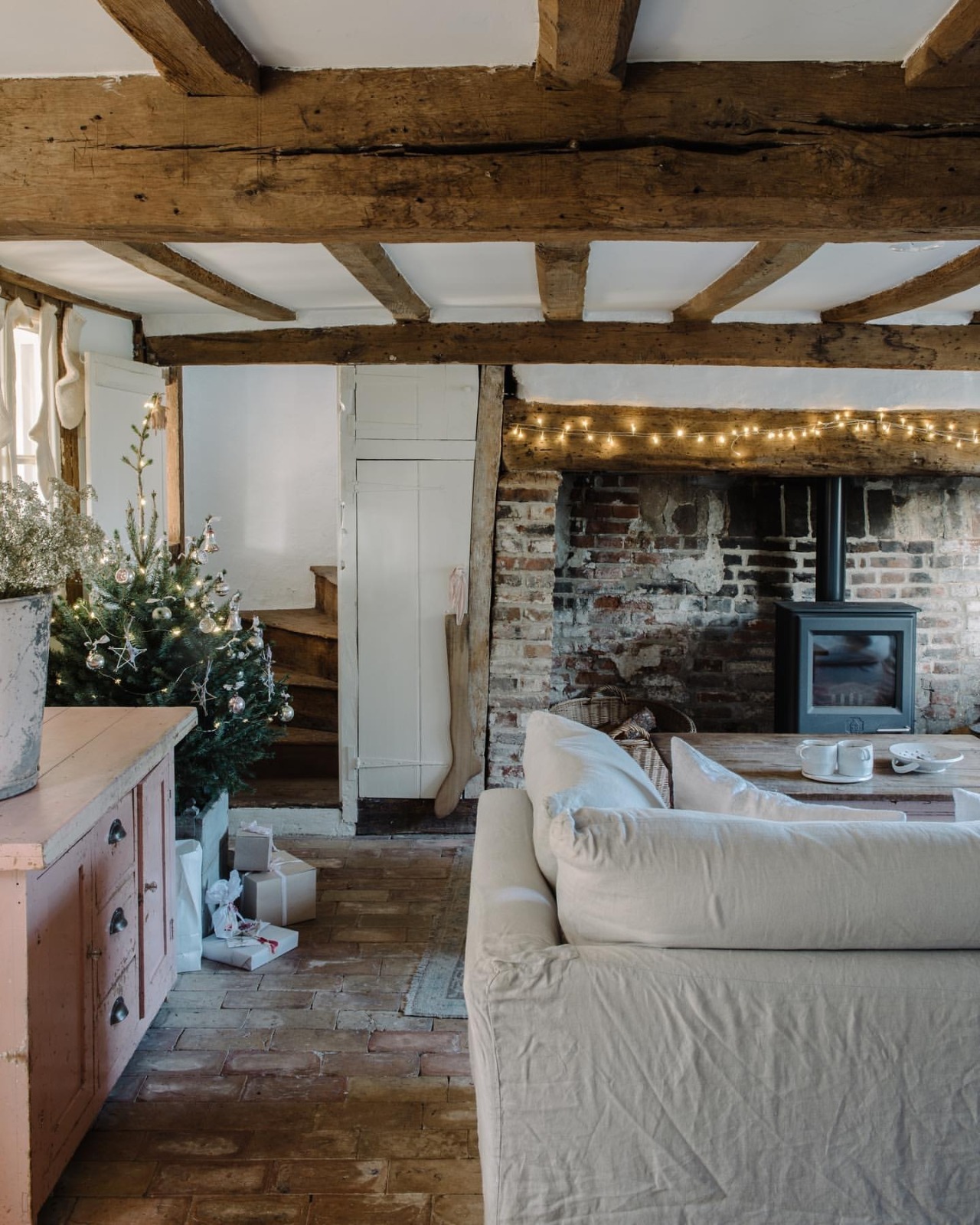oldfarmhouse:  https://www.instagram.com/just_belle/