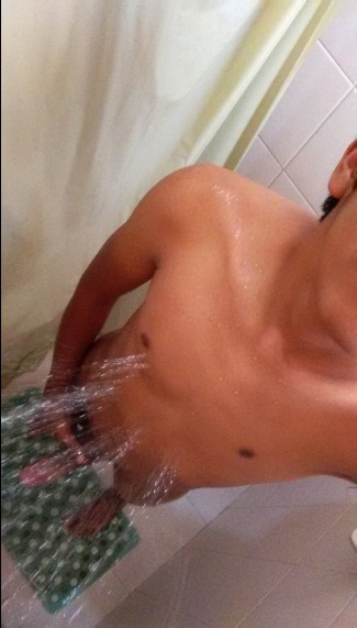 newlatinebaroque:  Latino en la ducha :3