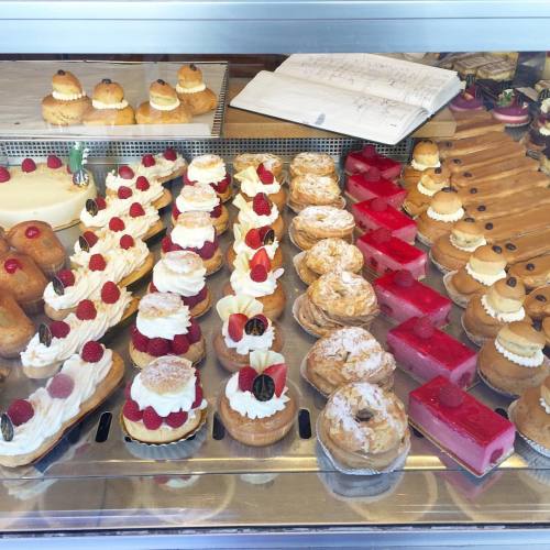 Decisions decisions #cake #France #Paris #cakes #bakery #sunday #foodie #secretweddingblog #pretty 