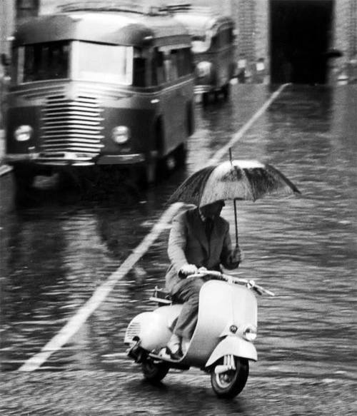 edoardojazzy:  With the Vespa and umbrella in the rain  ph. unknown 