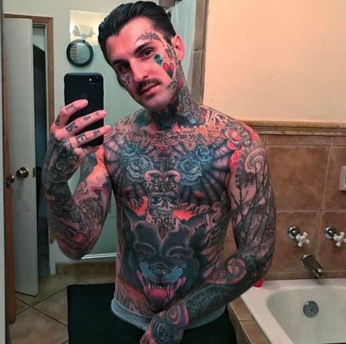 hotfamousmen:  Ryan Edge  This is ugly with all those tats on his face and his dick is small