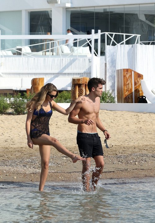 hotfamous-men:  Josh Cuthbert