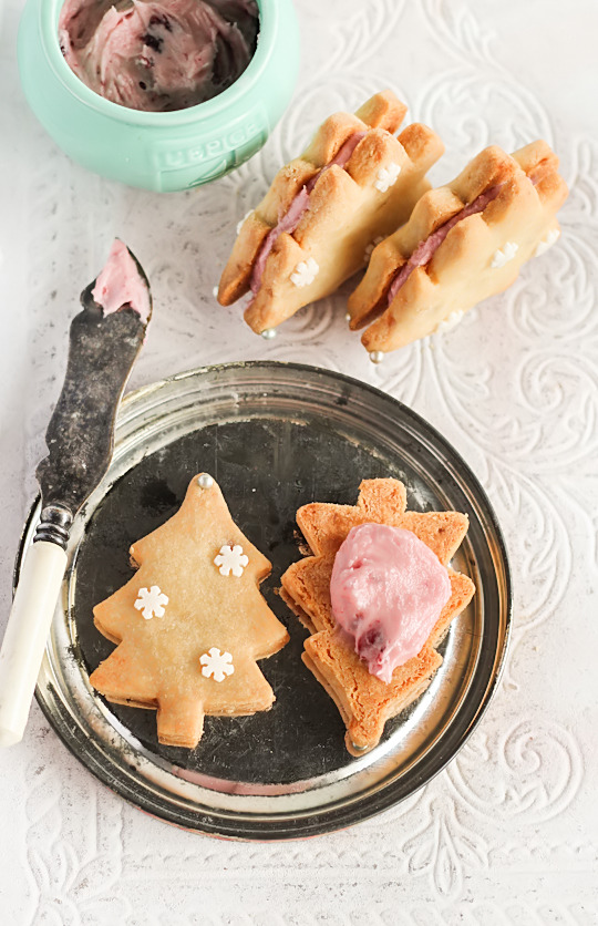 sweetoothgirl:   Gingerbread Shortbread with Cherry Icing  