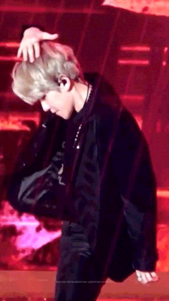 baconnotbaekhyun:Byun Baekhyun ft his LETHAL bodyrolls 😵+ please someone make