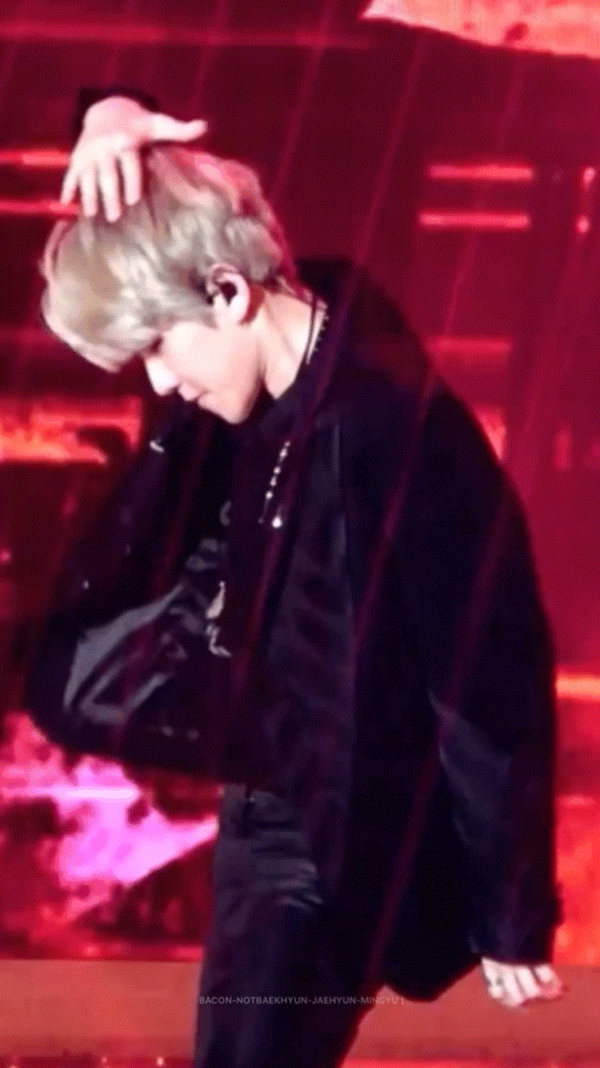 baconnotbaekhyun:Byun Baekhyun ft his LETHAL bodyrolls 😵+ please someone make
