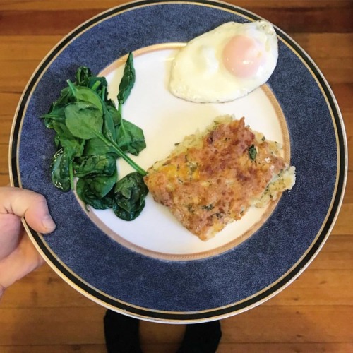 Cheesy Pepper Scone, Fried Egg and Greens from the #iqs8wp for breaky after a 5k walk with the puppy